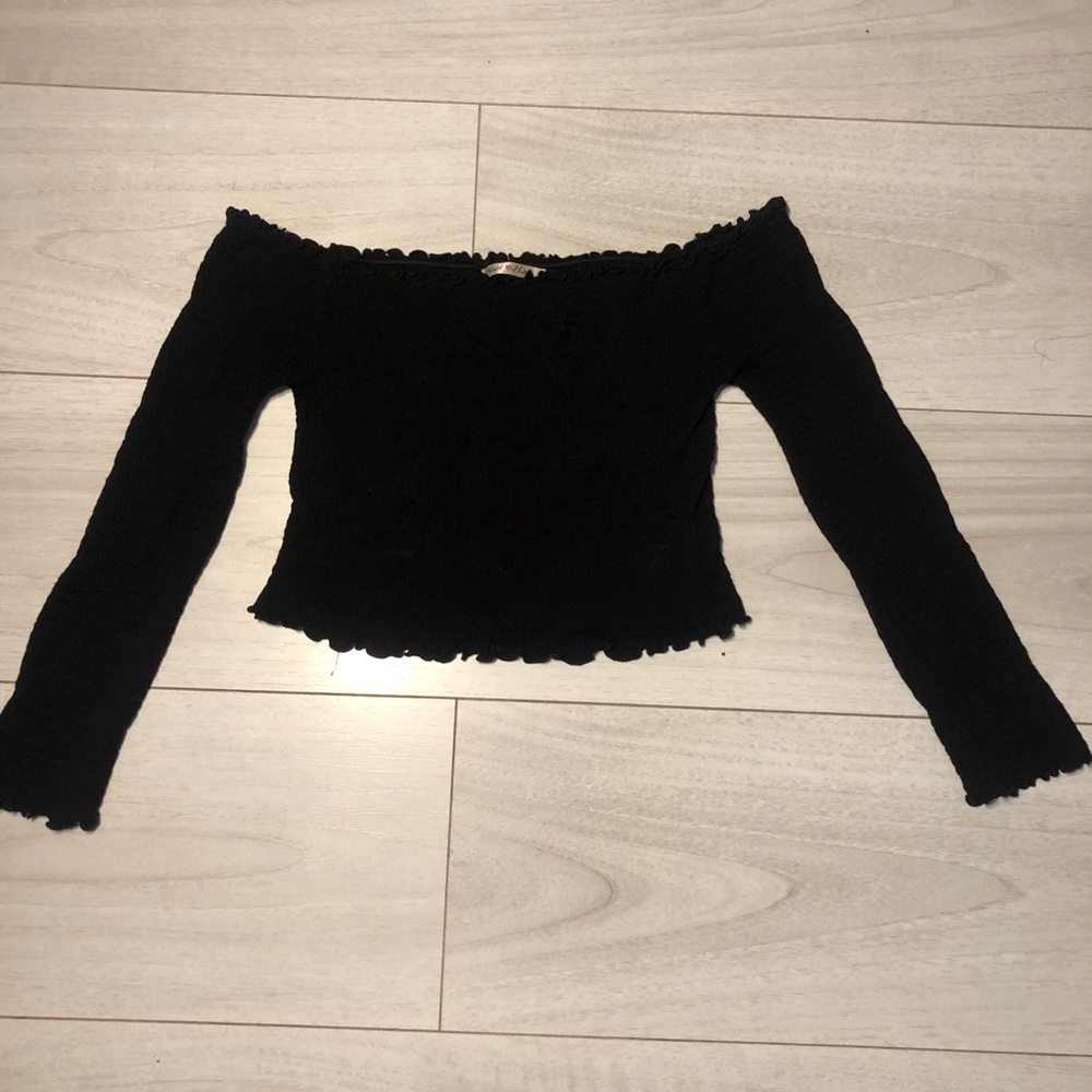 Off the shoulder long sleeve cropped top
